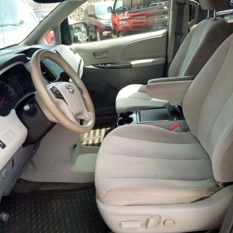 Thumbnail 6 of 2012 Toyota Sienna LE